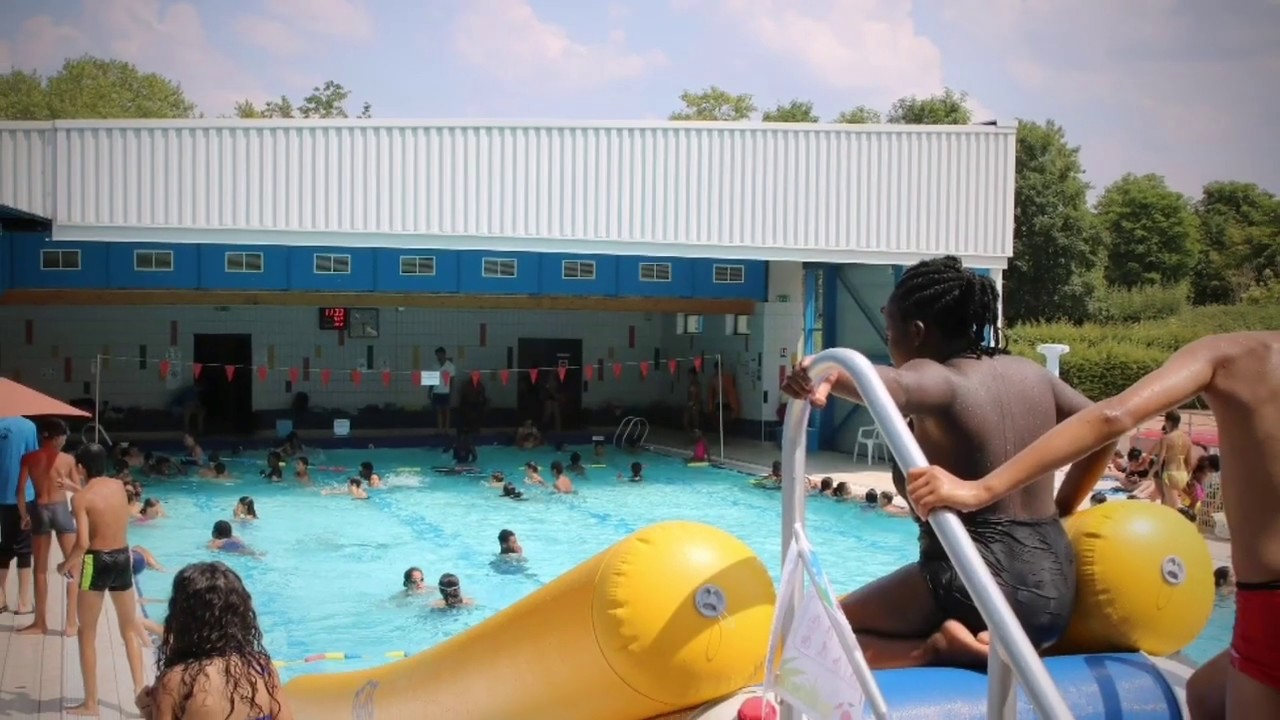 La Piscine Jacques Monquaut De Trappes En Yvelines Youtube