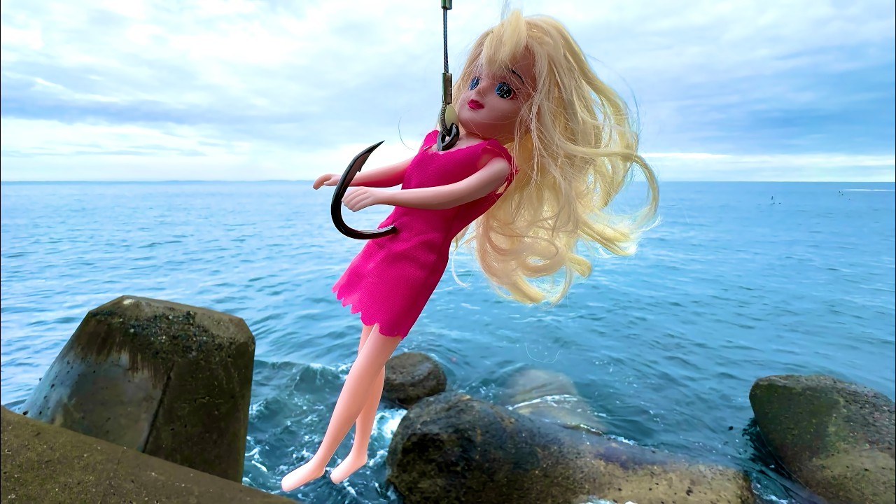 エリちゃん♡  19日までお取り置き I caught a monster using a 100 yen doll as bait - YouTube