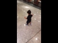 Correndo e saltitando no Aeroporto.