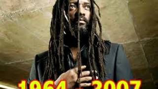Lucky Dube : We love it live