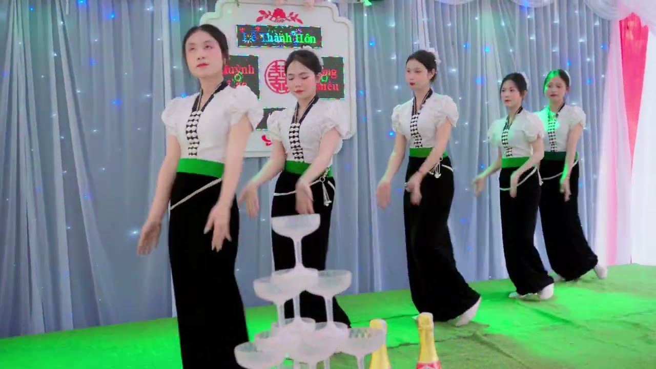 NHÓM MÚA TÂY BẮC MÚA MỪNG LỄ THÀNH HÔN HUỲNH LẮC HỒNG CHIỀU BẢN LỨA XÃ PI TOONG