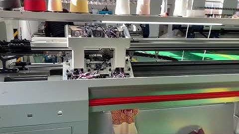 Motorized yarn feeder flat knitting machine