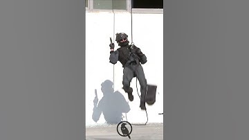 707th Special Mission Group operator during assault rappelling with weapons [KOREA]