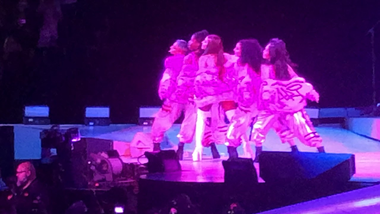 Ariana Grande - 7 Rings (live in Hamburg) - YouTube
