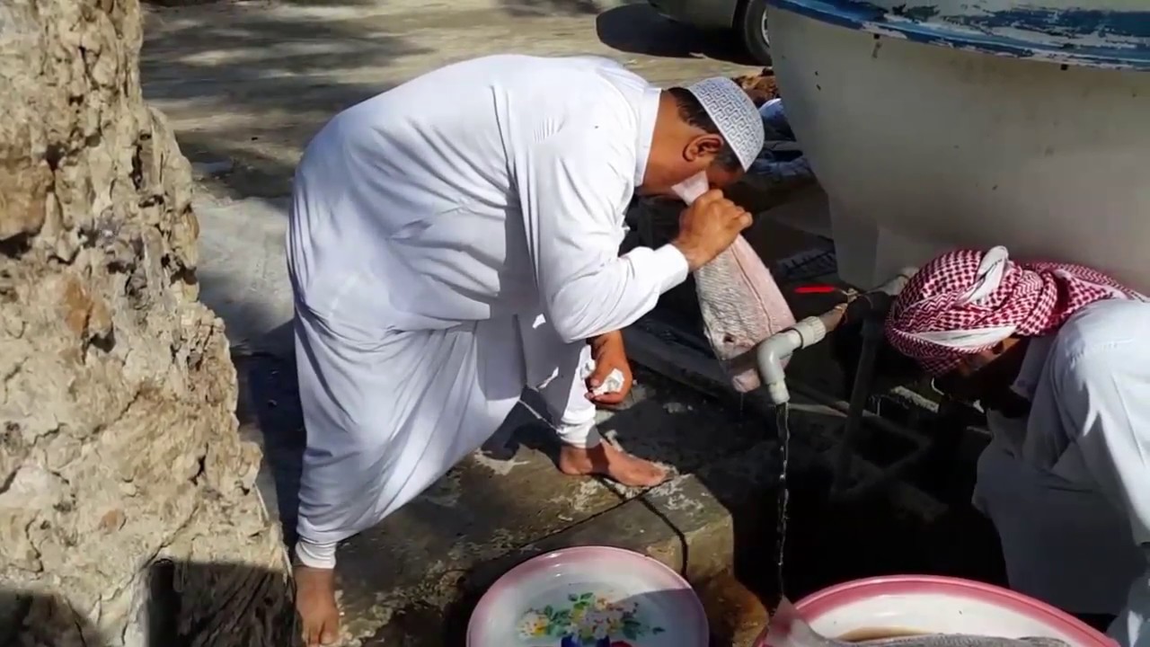 رجالات القديح : الطريقة النخلاوية لشوي سمك العندق بيد الحاج محسن عبدالله آل كمال