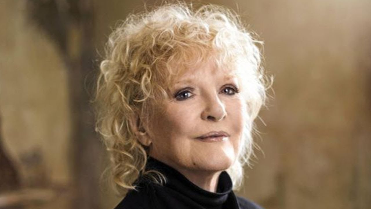 Ở tuổi 92, Petula Clark cuối cùng đã thú nhận về cái giá của....