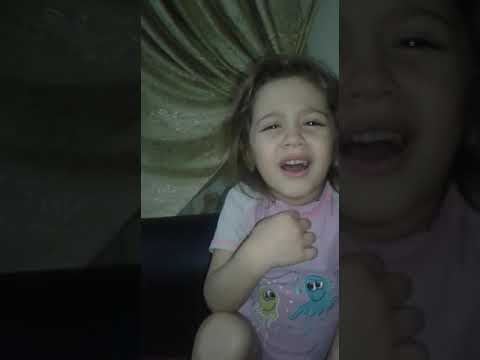 طفلة صغيره وموجوعه