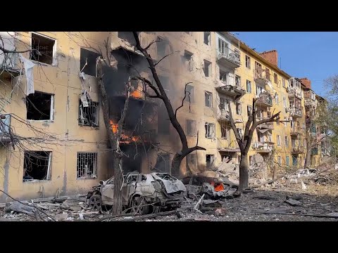 Apartment building in ruins as Russian attacks kill four people | AFP