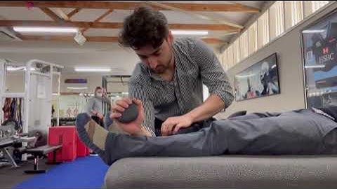 Isometric hip adduction and abduction strength testing