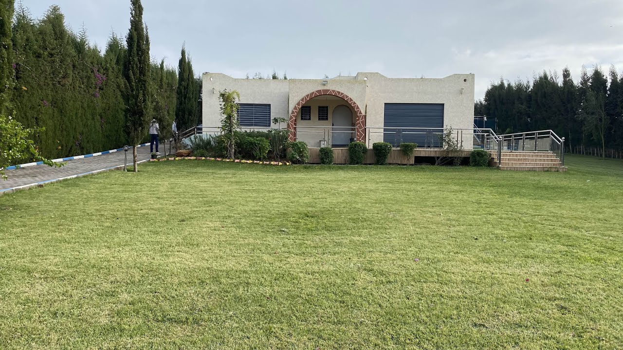 تبارك الرحمن هادي هيا لفيلا ولا بلاش 2000 متر كلها خضورة وطريقة باش مخدوم المسبح  لأول مره تشوفها🤯