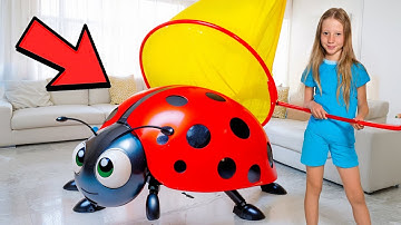 Nastya và bạn bè bắt côn trùng ở nhà
