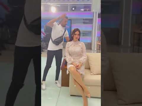 ياسمين عز وهي بتظبط شعره قبل البرنامج أجمل مذيعة في مصر ياسمين عز