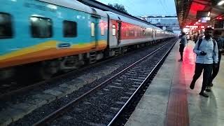 An offlink from SCR based LGD WAP-7 with 22989 Bandra Terminus Mahuva SF Express arrives at Vapi.