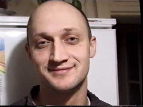 ПУБЛИКУЮ ВПЕРВЫЕ! Гоша Куценко в молодости, 1996. Очень специфический юмор. Пробы дома.