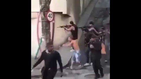 العصابات في المكسيك الله لا يحطك مكان الشرطه 😂