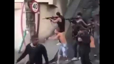 العصابات في المكسيك الله لا يحطك مكان الشرطه 😂