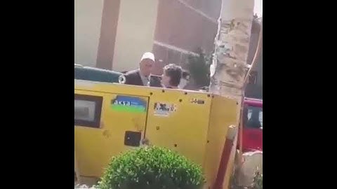 Në kohë pandemie plaku e ‘humbë kontrollin’, puth gruan në mes të qytetit