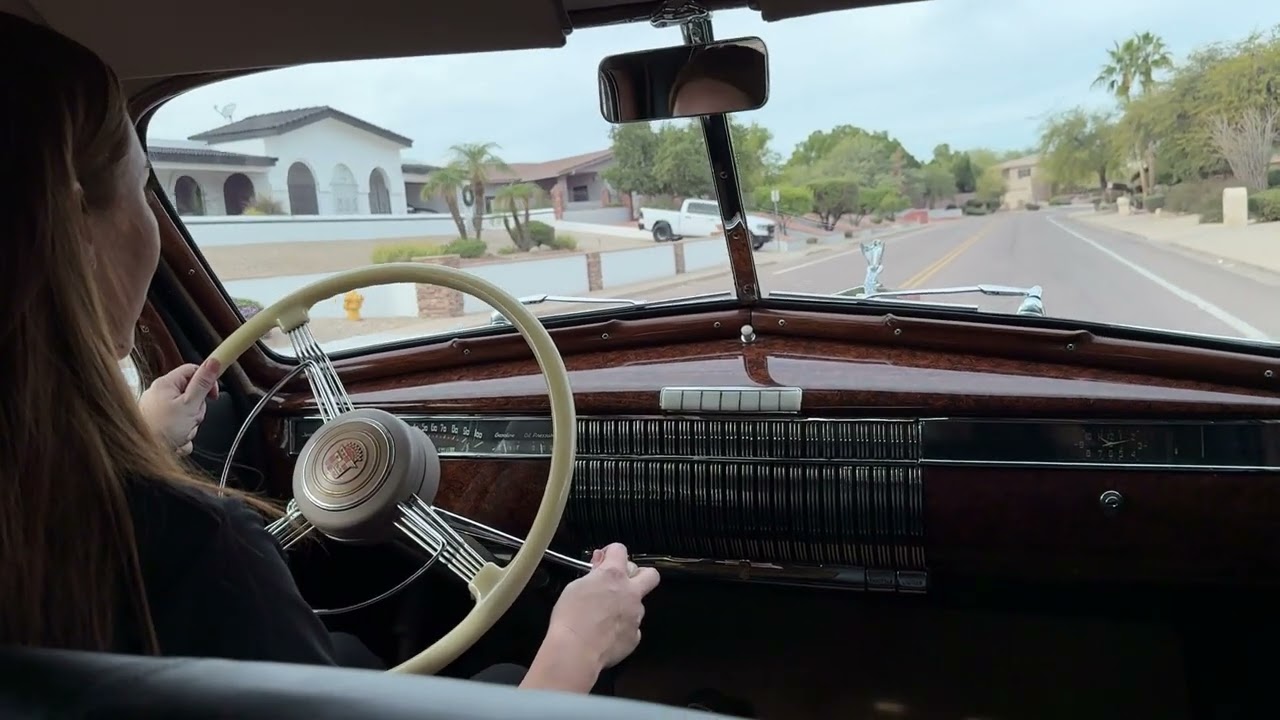 За рулём Cadillac V-16 1940 года — бесшумная мощь на дороге.
