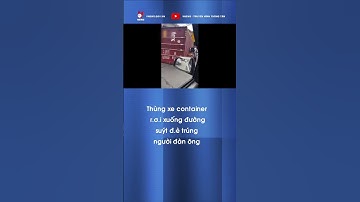 Thùng xe container rơi xuống đường suýt làm người đàn ông tử vong - VNEWS #shorts