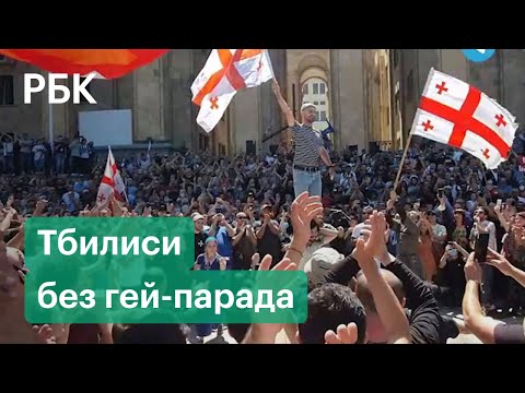 С камнями и палками. Протестующие против гей-парада