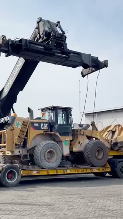 Menurunkan Alat Berat Dengan  Kalmar #shorts