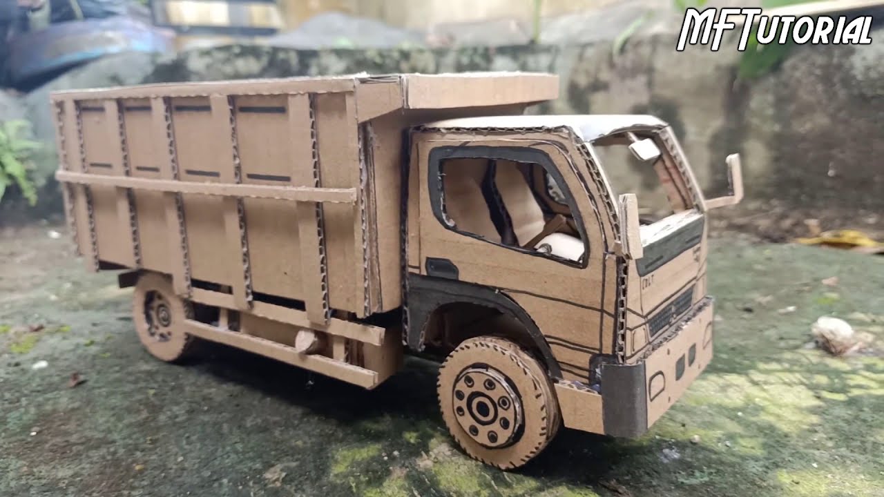 Cinematic Miniatur  Truk  Canter  Oleng Dari  Kardus  