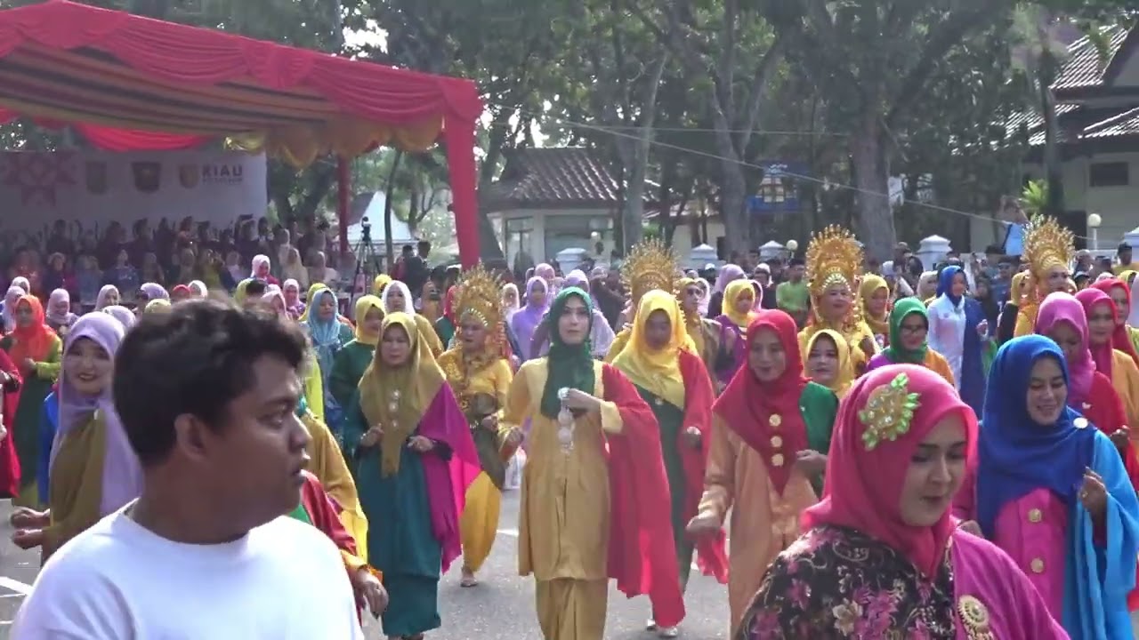 PECAH REKOR! 6.080 Orang Menari Zapin Meskom Berkebaya Laboh di Pekanbaru