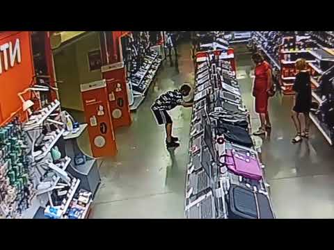 Подросток украл ноутбук за 150 тысяч в магазине в Волжском: дерзкое ограбление попало на видео