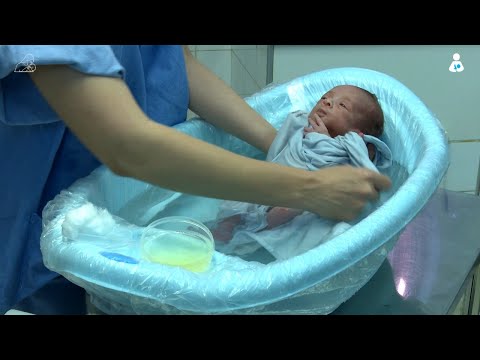 Vídeo: Dar Banho Em Um Bebê Recém-nascido