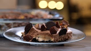 No Bake Chocolate Peanut Butter Lasagna
Summer is my favorite time of year! All I want to do is spend my time outside enjoying the beautiful weather. The one thing I DONT want to do is turn on the oven. Its too hot for that!
Thankfully, there are still dessert recipes you can make that dont involve any baking at all! Allow me to introduce the No Bake Chocolate Peanut Butter Lasagna. It will satisfy your cravings, theres no oven involved, and its super simple to make. I think this dessert and I will be friends for a long time.
RECIPE: http://sha.red/GvKf3 No Bake Chocolate Peanut Butter Lasagna