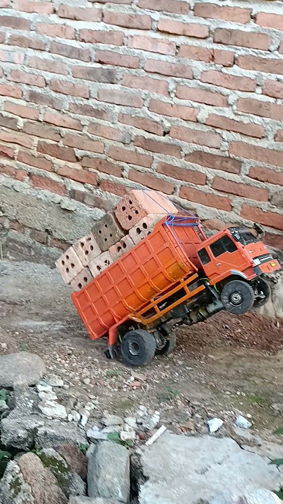 DUMP truk terbalik #truck #shortvideo #mobiltrukbongkarmuatantanahmerah