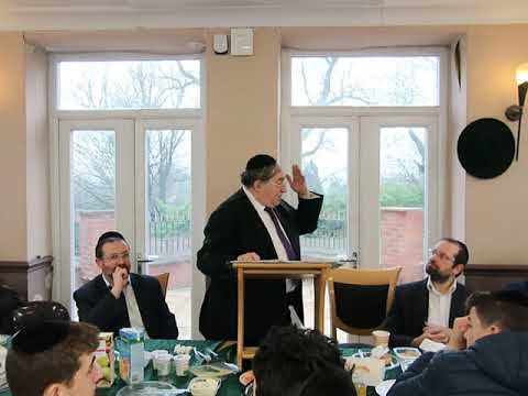 Rabbi Paysach Krohn in Yeshivas Darchei Torah Manchester.