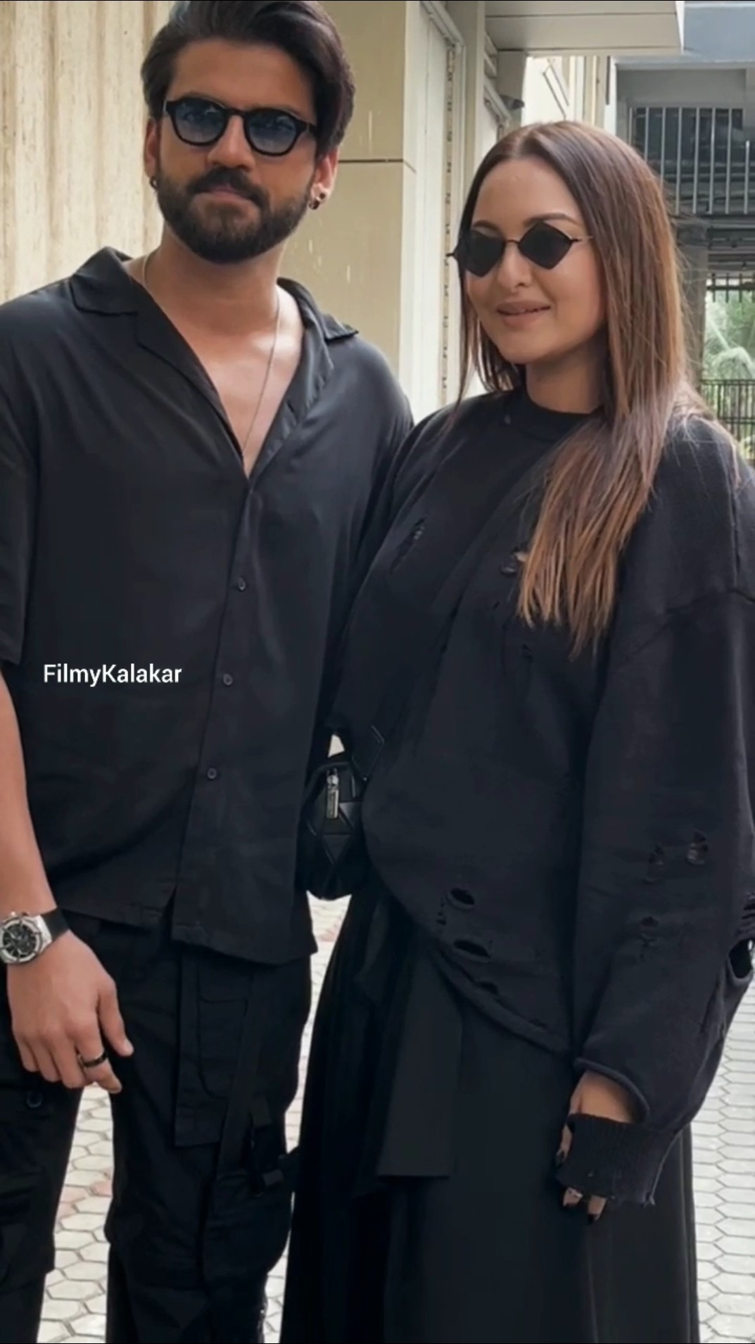 #sonakshisinha #zaheeriqbal made a lovely appearance by twinning in black ? #filmykalakar