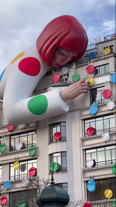 Yayoi Kusama's crazy installations at Louis Vuitton Champs-Elysées and  Vendôme 