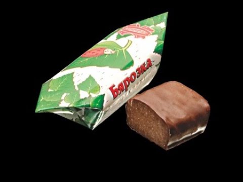 Шоколадные конфеты "Березка" и шоколадный батончик.