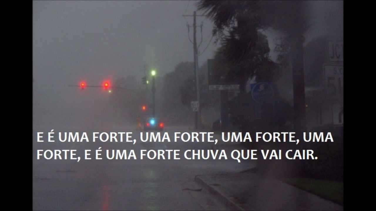 Uma Forte Chuva Começa A Cair No Colegio