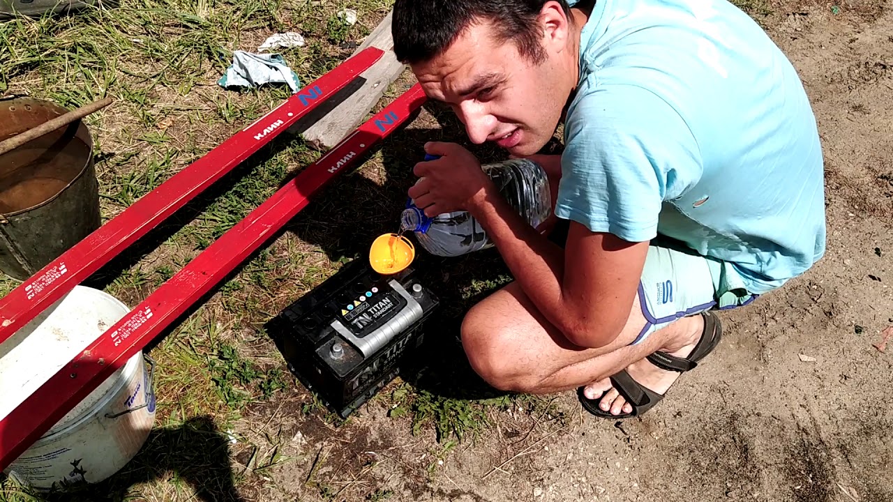 Промывка акб дистилированной водой и заливка электролита - YouTube