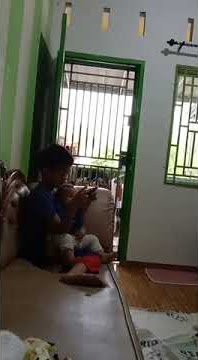 Disuruh jagain adik malah diajak main game