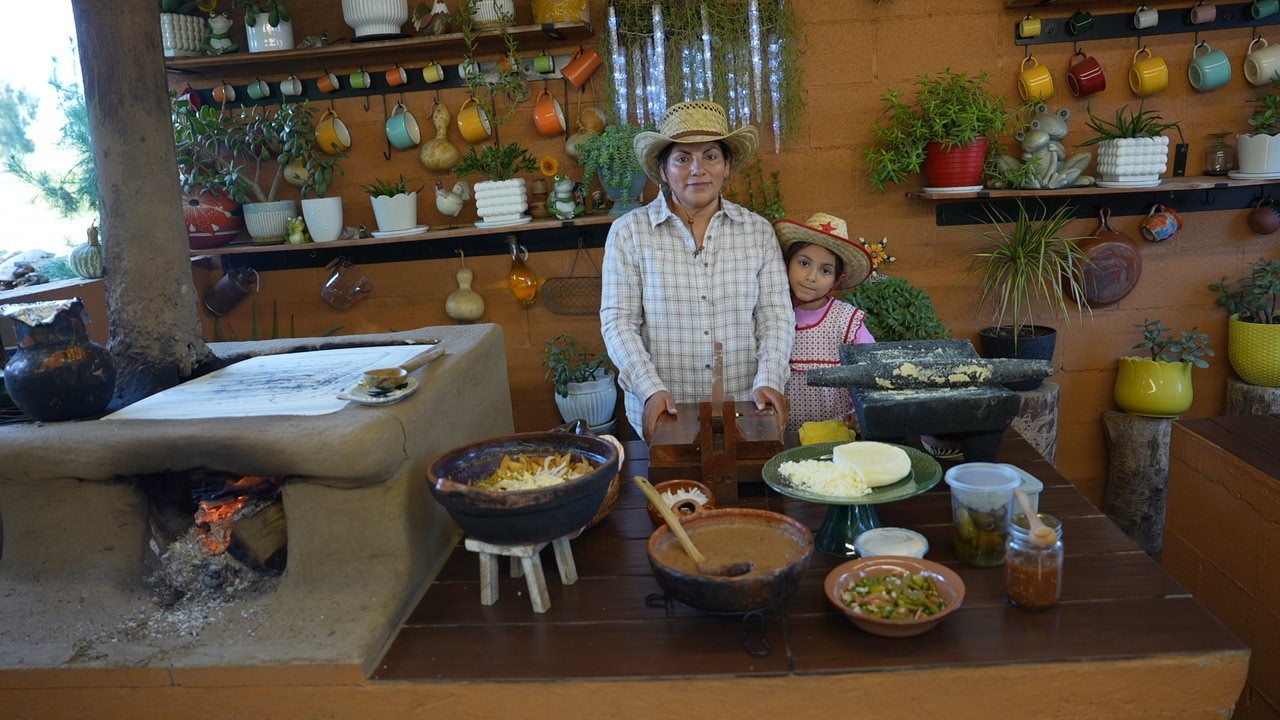 DESAYUNANDO CHILAQUILES Y FRIJOLES Y UN TE PARA FESTEJAR EL SAN VALENTIN