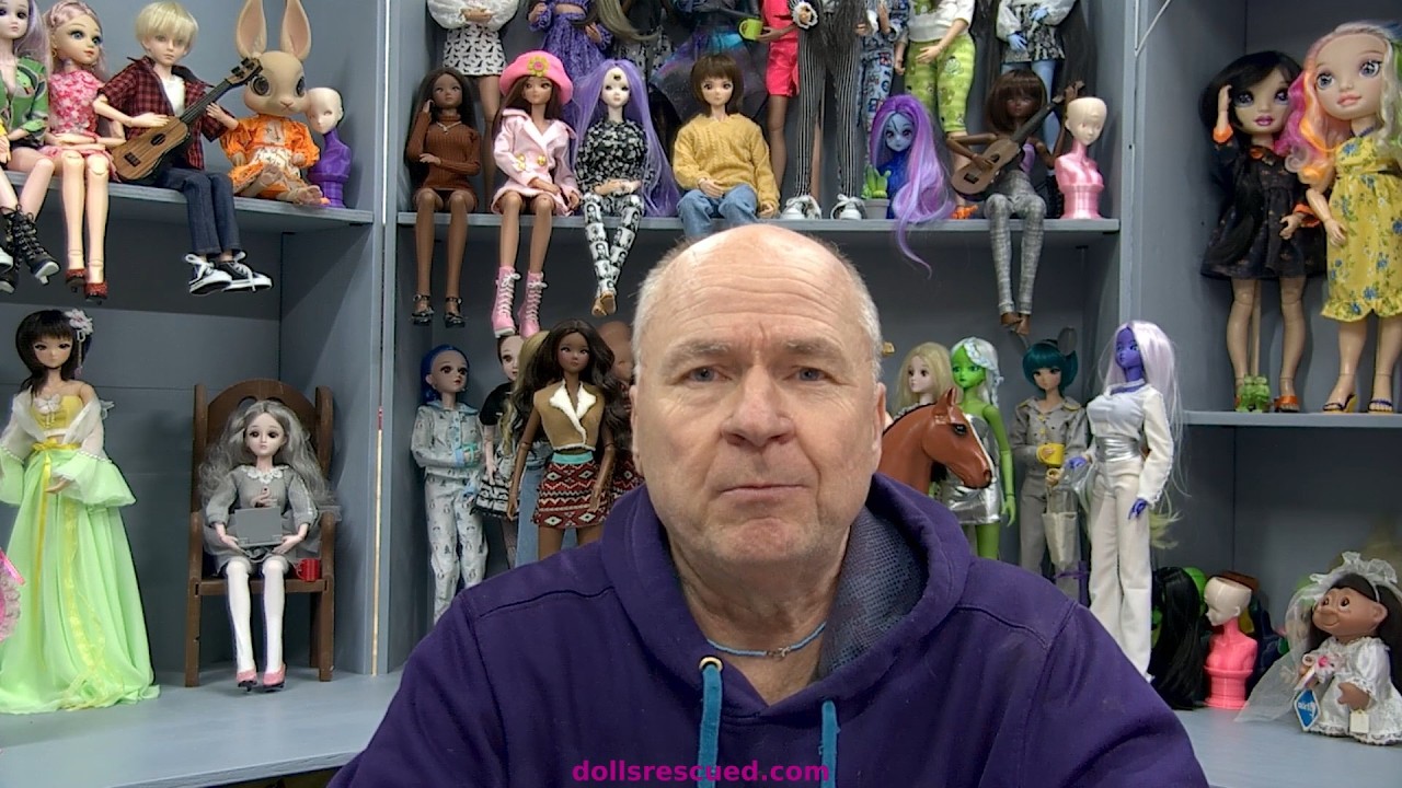 Покупка высоких кукол в антикварном торговом центре