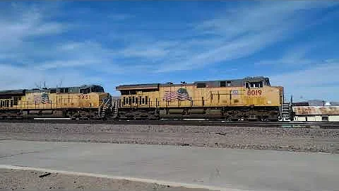 EB Union Pacific Colorful Intermodal/Intermodal Train In Daggett Ca! #bigbossrailfanner