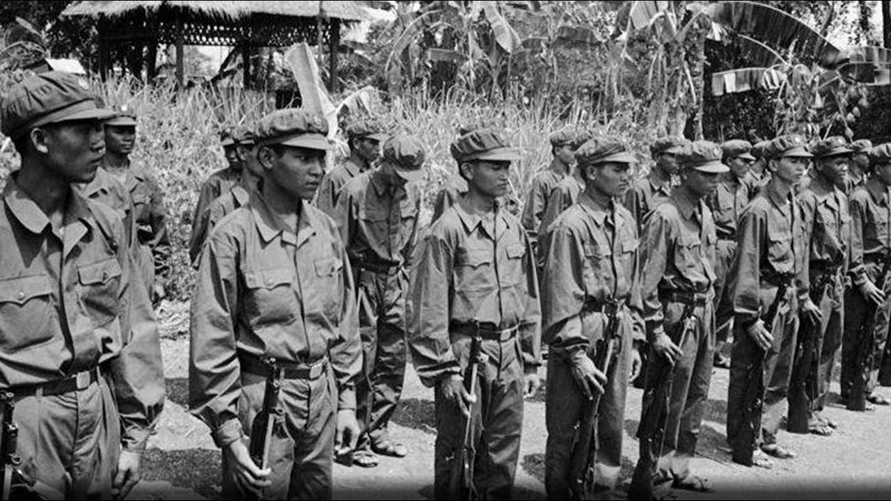 thằng liên lạc trố mắt hỏi... SAO LẠI BÒ NHƯ CHÓ THẾ ?