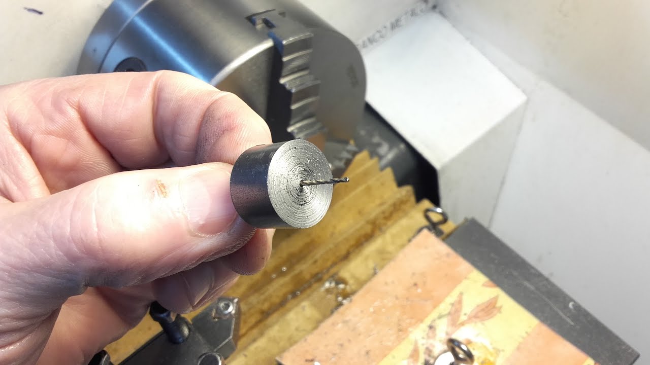 Perçage d'un trou de 1 mm dans l'acier sur tour à métaux - YouTube