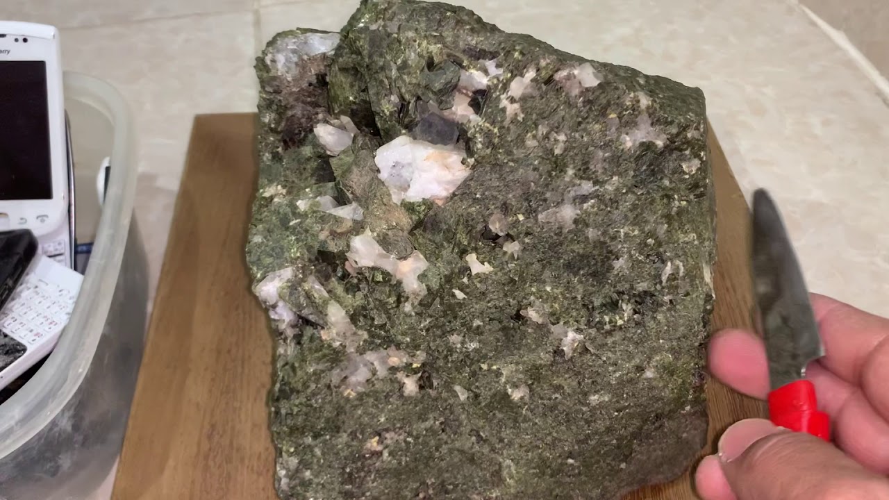 الفرق بين البيريت  وتبر الذهب وأهم مميزات الاحجار الكريمة