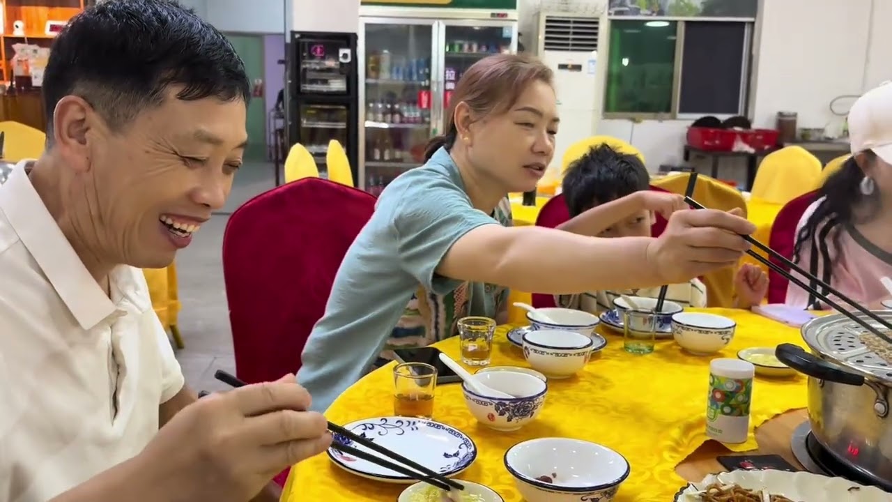 久违的家庭聚餐，必须吃顿好的 你们家多久没在一起吃饭了？我们自从跟公婆分开住后，很久没在一起吃饭了，今天全家聚餐每个人吃