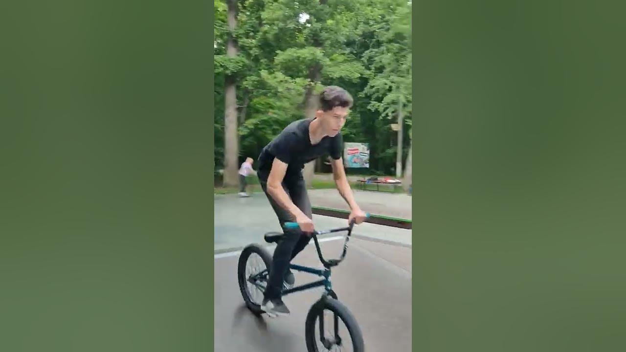 Трюк вип на трюковом самокате