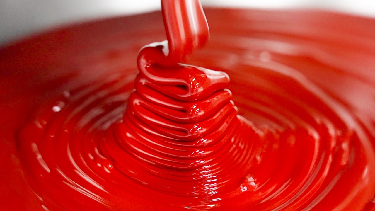 Процесс массового производства бальзама для губ, помады. Крупнейшая косметическая фабрика в Корее.