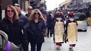 Geisha Walk in Gion Hanamikoji of Kyoto | 春の京都、祇園、花見小路を歩く外国人観光客と舞妓さん、海外の反応