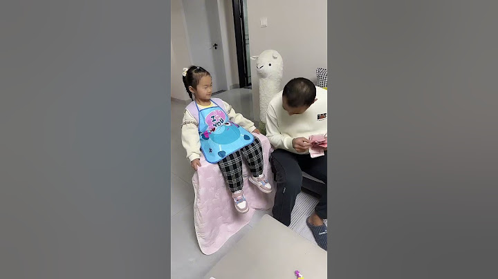 给爸爸变个魔术，闺女是怎么做到呢！#funny#萌娃#寶爸帶娃#cute