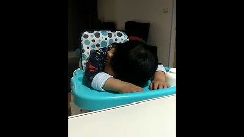 1歲2個月小幼兒吃午餐前硬撐著眼皮 快睡著了